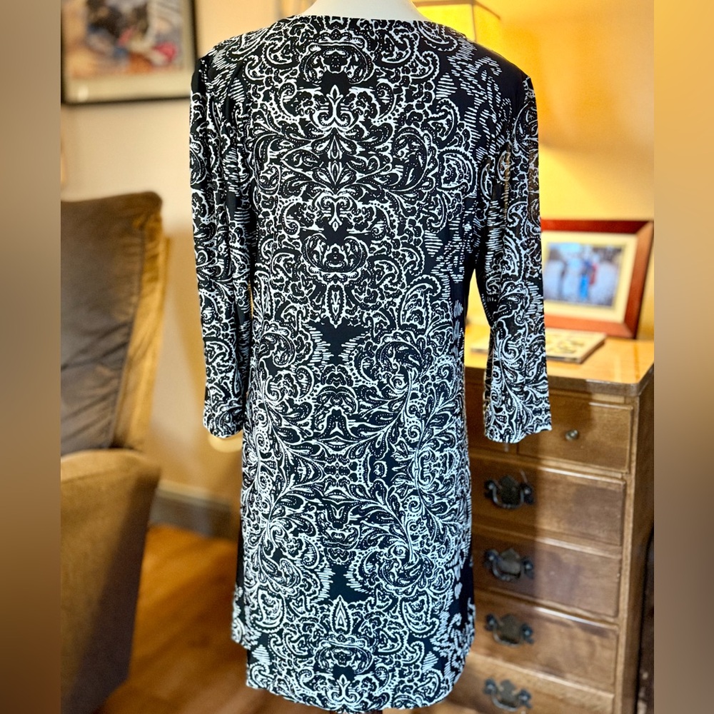 Elegant Black and White Print Dress - Picture 3 of 11